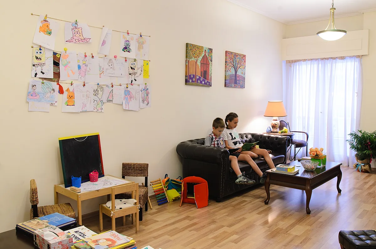 Η παιδική γωνία του ιατρείου με παιχνίδια και ζωγραφιές